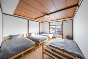 2 Betten in einem Zimmer mit Fenstern in der Unterkunft KING DEER - Vacation STAY 67718v in Higashikawa