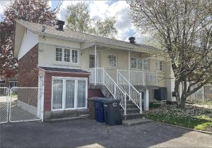 ein Haus mit einer Treppe davor in der Unterkunft Résidence J'aime in Laval