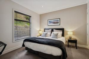 En eller flere senge i et værelse på Cardrona Villa with Pool and Jacuzzi + 30 billeder