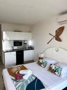 Nhà bếp/bếp nhỏ tại Intimate Bahia - Vue mer et accès piscine