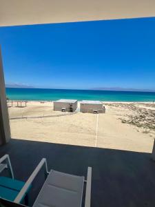 een kamer met een raam met uitzicht op het strand bij Ocean View Luxury Condo Private Jacuzzi in La Ventana