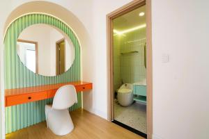 un bagno con uno specchio e un lavandino di Citizen apartment - rivergate ad Ho Chi Minh Altre 39 foto