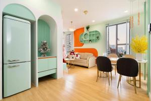 una cucina e un soggiorno con tavolo e sedie di Citizen apartment - rivergate ad Ho Chi Minh