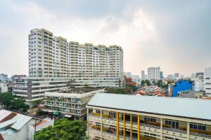 una vista di una città con edifici alti di Citizen apartment - rivergate ad Ho Chi Minh