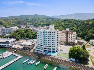 eine Luftaufnahme einer Stadt mit Booten im Wasser in der Unterkunft Toba Wan Wan Paradise Hotel in Toba