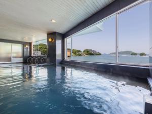 einen Innenpool mit Blick auf das Wasser in der Unterkunft Toba Wan Wan Paradise Hotel in Toba