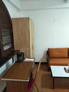 een woonkamer met een tafel en een bank bij The Loft Sihom in Vientiane +19 foto's