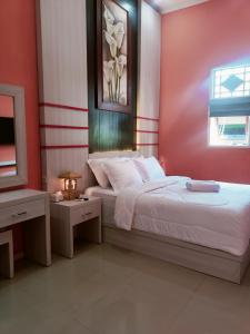 ein Schlafzimmer mit einem weißen Bett und einem Fenster in der Unterkunft Umah kampung8 in Mataram