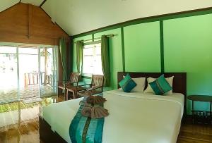 Postel nebo postele na pokoji v ubytování Kohjum Freedom Resort