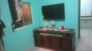 Et tv og/eller underholdning på espaço de festa do Filipe