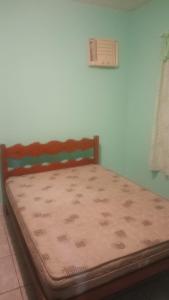 En eller flere senge i et værelse på espaço de festa do Filipe