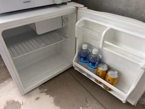ein offener Kühlschrank mit Wasserflaschen darin in der Unterkunft Stay Hotel Nakijin in Nakijin