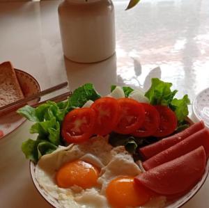 a plate of food with tomatoes and other vegetables at Victoria Hotel in Hua Hin