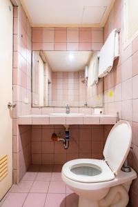 ein Badezimmer mit Toilette und Spiegel in der Unterkunft Crown Regency Residences Davao in Davao City