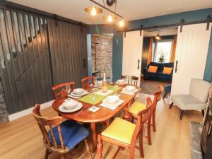 een eetkamer met een houten tafel en stoelen bij 10 Keekle Terrace in Cleator Moor