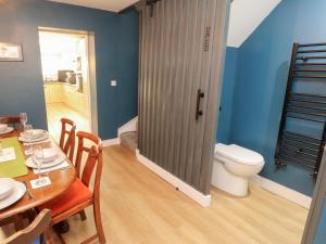 een eetkamer met een tafel en een toilet bij 10 Keekle Terrace in Cleator Moor +35 foto's