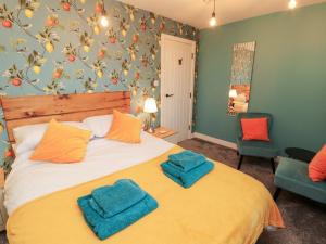 een slaapkamer met een bed met twee handdoeken erop bij 10 Keekle Terrace in Cleator Moor