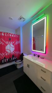 een badkamer met een grote spiegel en een wastafel bij The 513 Flat 2! 1BR, 1Bath Apt with Pool and Riverfront View! Free Gated Parking! Only Steps from The banks & Stadiums! in Cincinnati