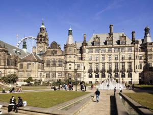 een groot gebouw met een fontein ervoor bij Novotel Sheffield Centre in Sheffield