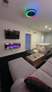 een woonkamer met een bank en een tv aan de muur bij The 513 Flat 2! 1BR, 1Bath Apt with Pool and Riverfront View! Free Gated Parking! Only Steps from The banks & Stadiums! in Cincinnati +20 foto's