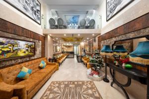 een lobby van een hotel met banken en tafels bij Golden Legend Palace Hotel & Travel in Hanoi