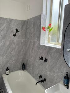 Ένα μπάνιο στο Monee apartment