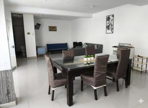 een eettafel en stoelen in de woonkamer bij la punta nueva en Camaná in La Punta