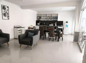 een woonkamer met een eettafel en stoelen bij la punta nueva en Camaná in La Punta