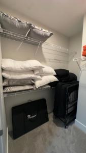 een kamer met een stapelbed met een stapel kussens bij The 513 Flat 2! 1BR, 1Bath Apt with Pool and Riverfront View! Free Gated Parking! Only Steps from The banks & Stadiums! in Cincinnati