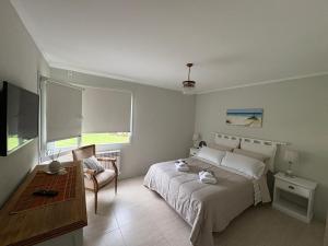 een slaapkamer met een bed, een tafel en een televisie bij Atardecer de San Benito in La Estafeta +20 foto's