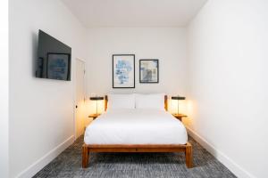 Postel nebo postele na pokoji v ubytování The Promissory Hotel