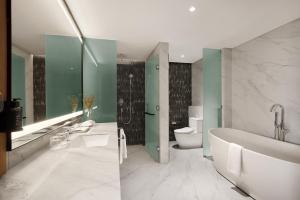 Ένα μπάνιο στο Oakwood Yogyakarta