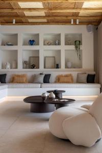 Et opholdsområde på Chic Retreat in Mykonos with Sunset Views