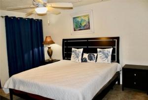 En eller flere senge i et værelse på Coco Palms Beach Condominium