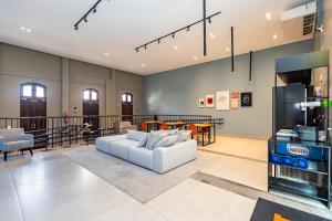 un soggiorno con un divano e un tavolo di Log! Curitiba a Curitiba