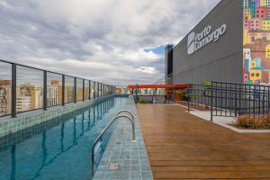 una piscina sul tetto di un edificio di Log! Curitiba a Curitiba