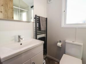 een witte badkamer met een wastafel en een toilet bij Meadows Park 3 in Hull +17 foto's