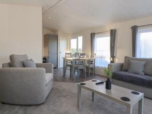 een woonkamer met een bank en een tafel bij Meadows Park 5 in Hull