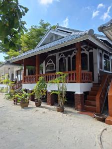 Tòa nhà nơi resort tọa lạc