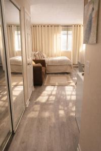 Postel nebo postele na pokoji v ubytování Downtown Ann Arbor Walk to Stadium, Medical Center, UM