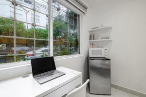 een laptop op een wit bureau in een keuken bij Casa Ama in Mexico-Stad +6 foto's