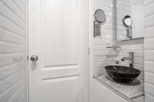 een badkamer met een wastafel en een deur bij Casa Ama in Mexico-Stad