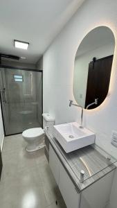 Et badeværelse på Guest House - 2 Suites Independentes + 24 billeder