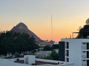 una vista di una montagna con una città e un edificio di Departamentos DOS21 a Mazatlán