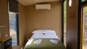 Postel nebo postele na pokoji v ubytování BushLights Glade by Tiny Away