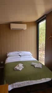 Postel nebo postele na pokoji v ubytování BushLights Glade by Tiny Away