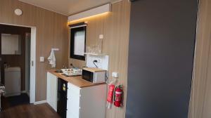 Kuchyň nebo kuchyňský kout v ubytování BushLights Glade by Tiny Away