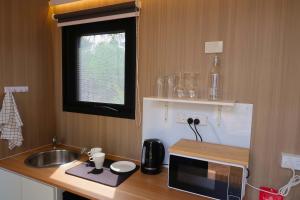 Kuchyň nebo kuchyňský kout v ubytování BushLights Glade by Tiny Away