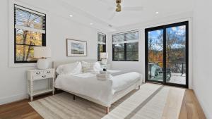 Postel nebo postele na pokoji v ubytování Forget-Me-Not by AvantStay Bold Lakefront Escape + 67 fotografií