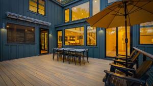 Patio nebo venkovní prostory v ubytování Forget-Me-Not by AvantStay Bold Lakefront Escape